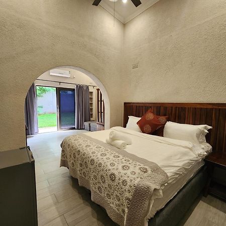 Jacaranda Lodge วิกตอเรียฟอลส์ ภายนอก รูปภาพ