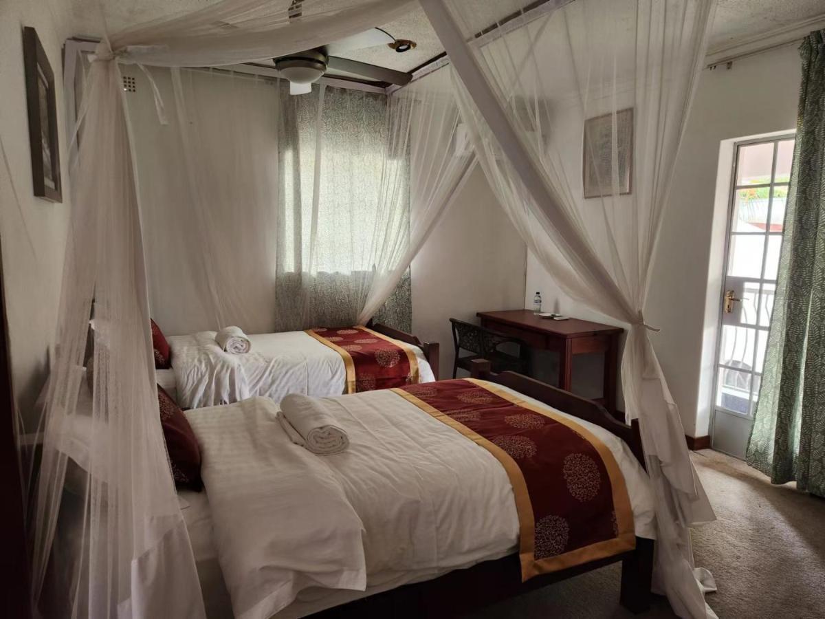 Jacaranda Lodge วิกตอเรียฟอลส์ ภายนอก รูปภาพ