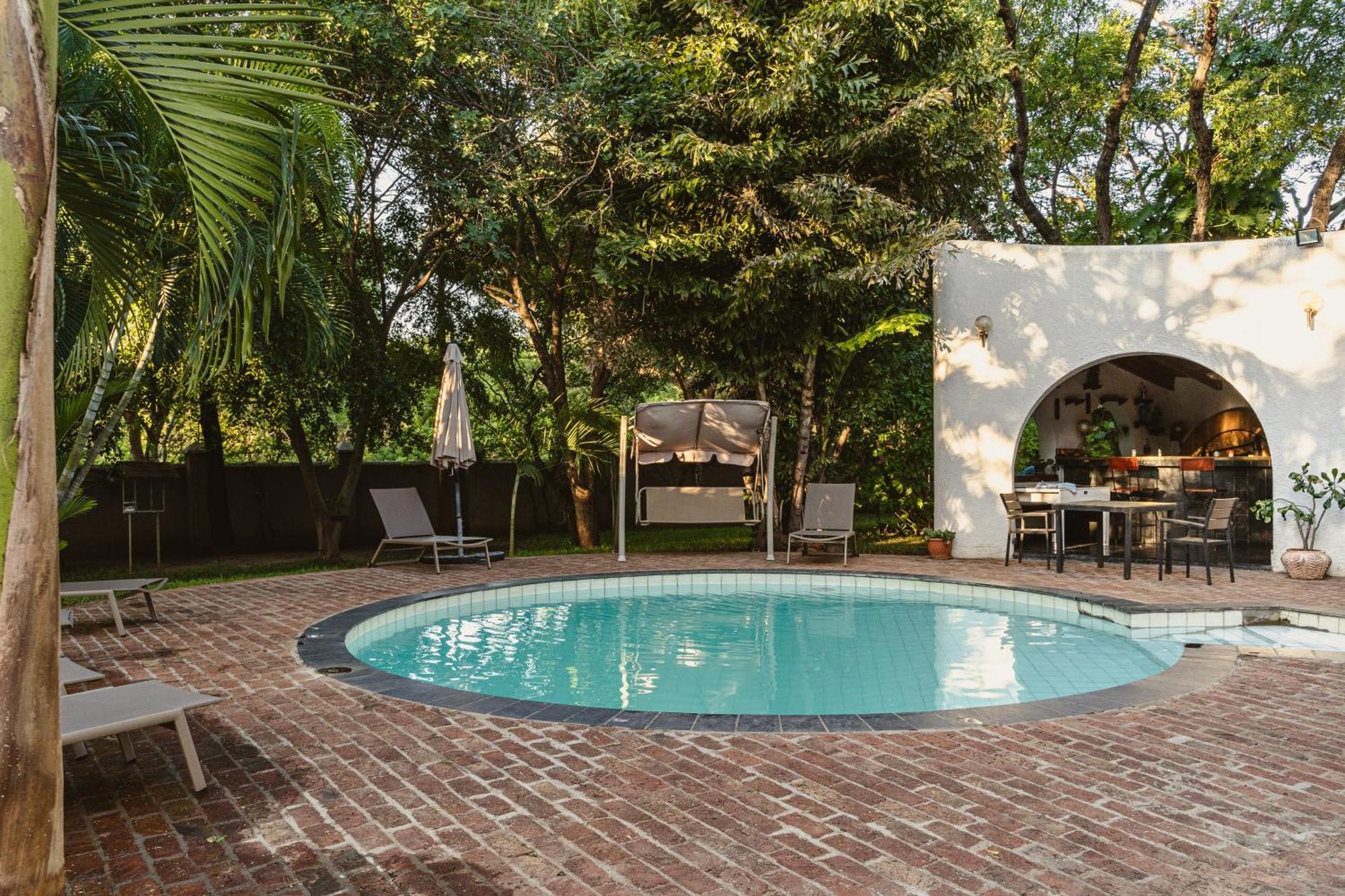 Jacaranda Lodge วิกตอเรียฟอลส์ ภายนอก รูปภาพ