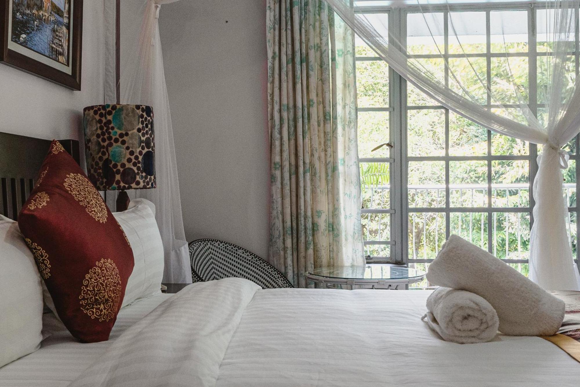 Jacaranda Lodge วิกตอเรียฟอลส์ ภายนอก รูปภาพ