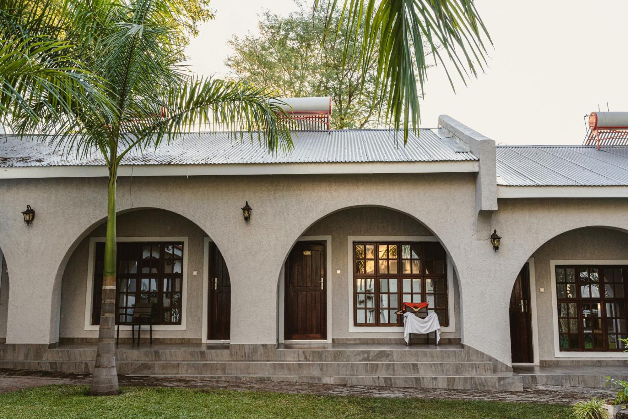 Jacaranda Lodge วิกตอเรียฟอลส์ ภายนอก รูปภาพ